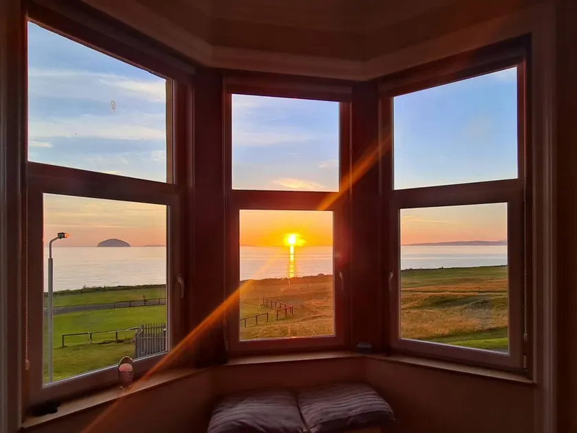 Cottage with garden | Beach view - Image 1