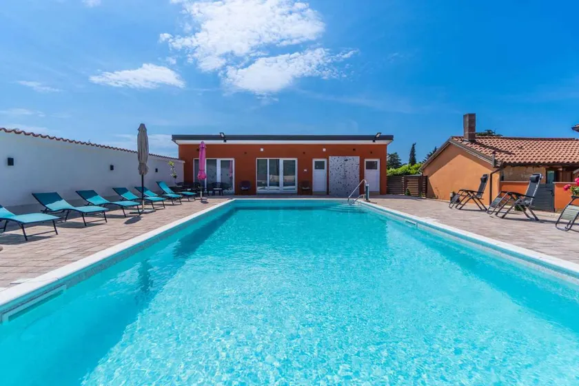 Apartamento con jardín, terraza y piscina climatizada - Image 1