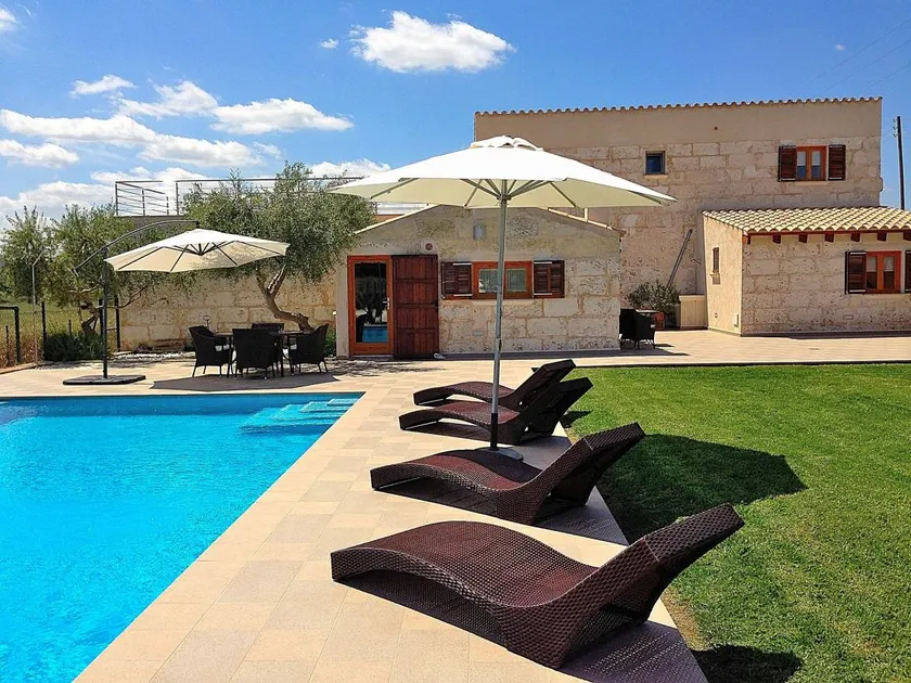 Holiday home with garden, private pool & barbeque - Image 1