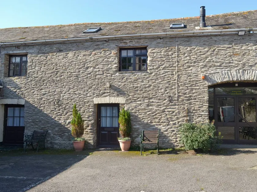 Cottage with garden & pool - Image 1