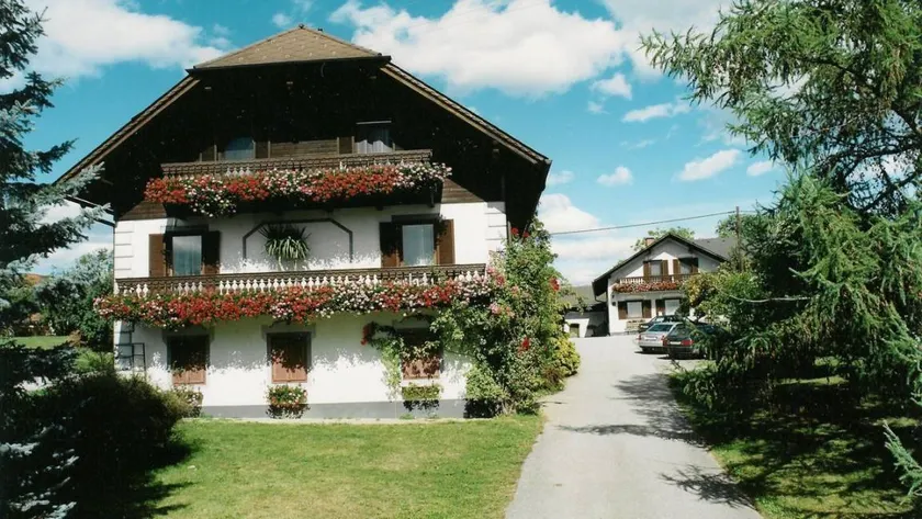 Apartment with pool & garden - Image 1