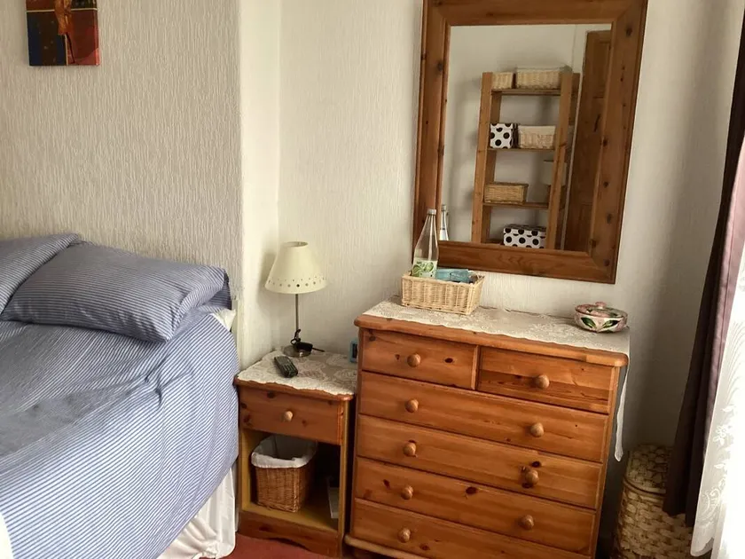Habitación en casa de familia con jardín - Image 1