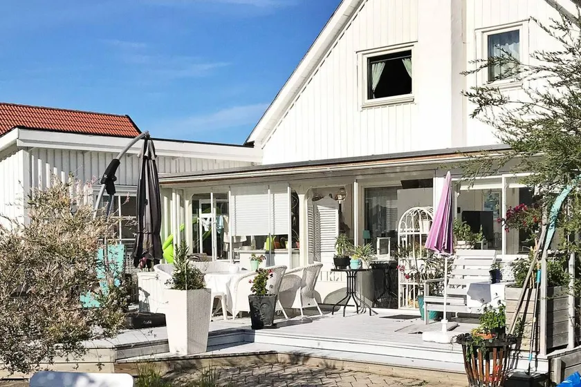 House with BBQ, garden & terrace - Image 1