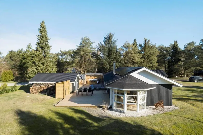 Family-oriented house with terrace, jacuzzi & barbeque | Pet-friendly - Image 1