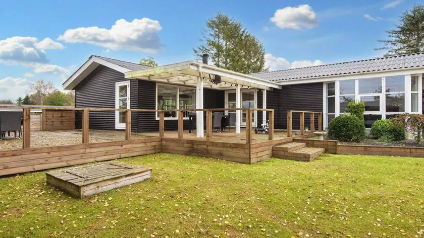 Holiday home with pool, garden & terrace - Image 1