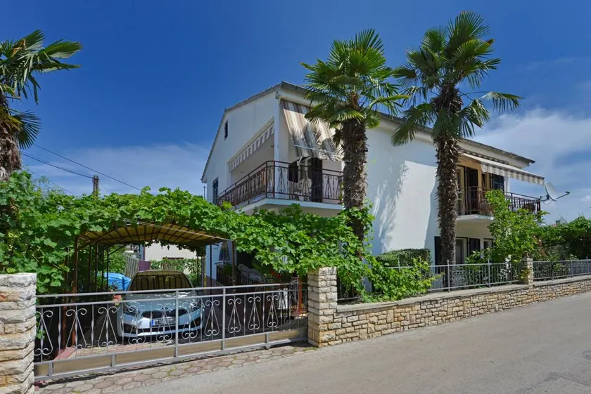 Apartment with garden, terrace & BBQ - Image 1