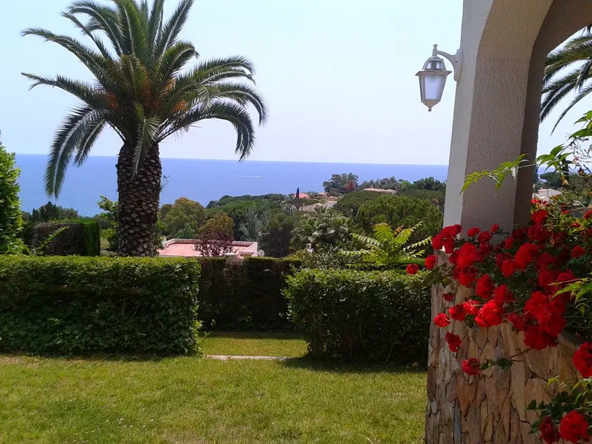 Chalet with garden & pool - Image 1