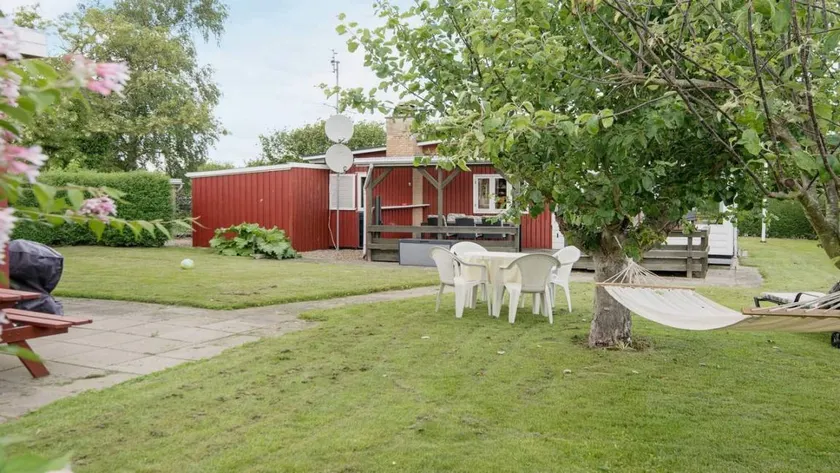 Holiday home with garden & terrace - Image 1