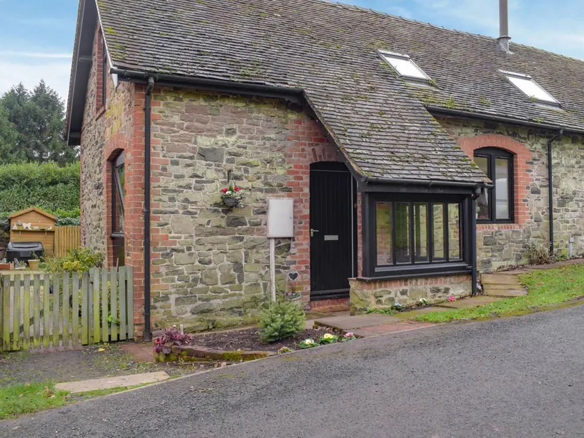 Family-friendly nice cottage with garden, terrace & hot tub | Pets allowed - Image 1