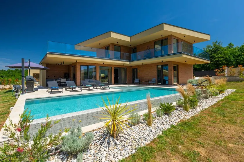 Villa with barbeque, pool & terrace - Image 1