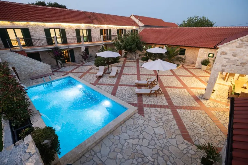Villa with garden, BBQ & private pool - Image 1