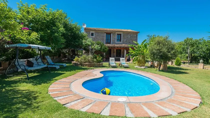 Apartment with pool, barbecue & garden - Image 1
