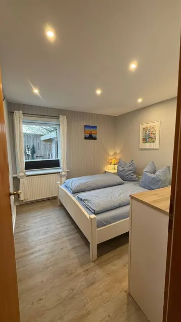 Sjip bi Hüs (Schafe am Haus) - Image 1