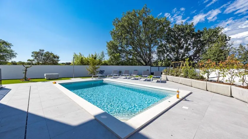 Holiday apartment with garden, terrace & pool - Image 1
