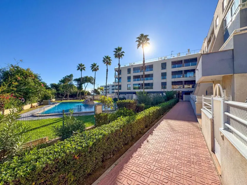 Flat with pool & terrace - Image 1