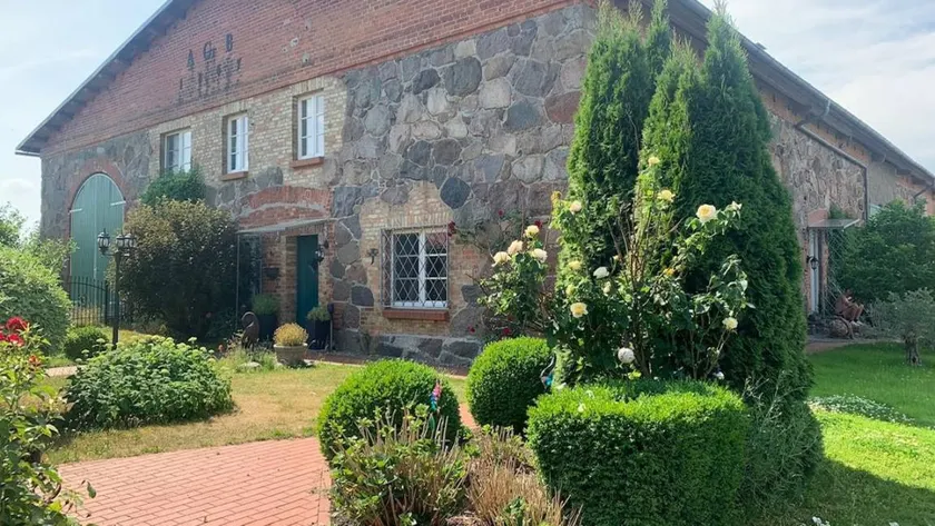 Holiday home with garden, terrace & BBQ | Garden view - Image 1