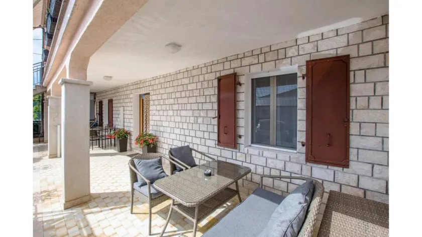 Apartamento vacacional apropiado para familias con terraza - Image 1