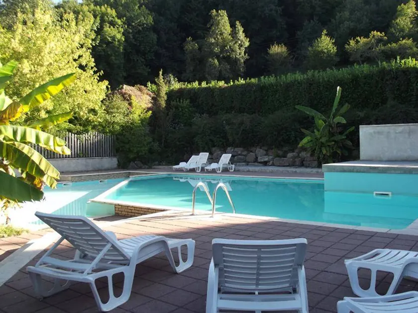 Mobil-home avec piscine et terrasse - Image 1