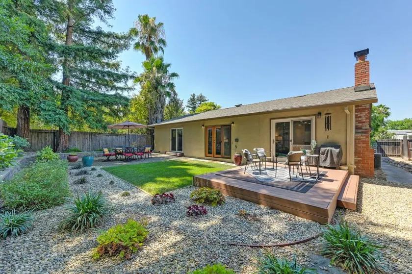 Holiday home with barbecue & garden - Image 1