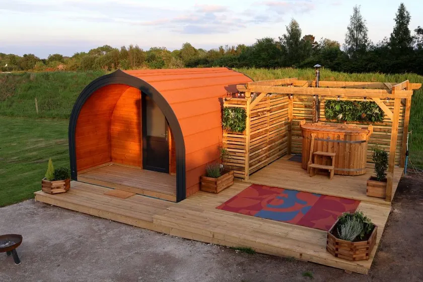 Lovely Pod Ideal for Families with Jacuzzi in England - Image 1