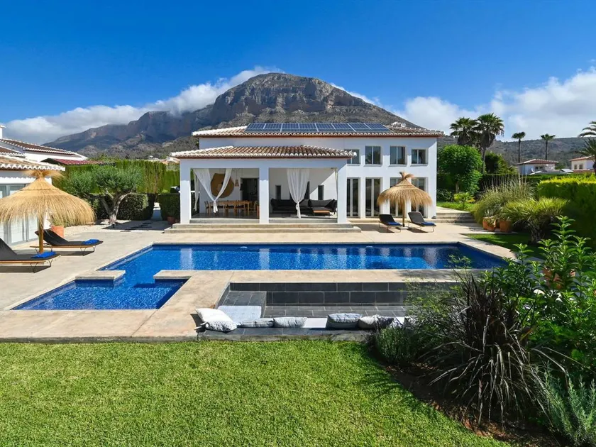 Charming villa with private pool in Javea, near the beach - Image 1