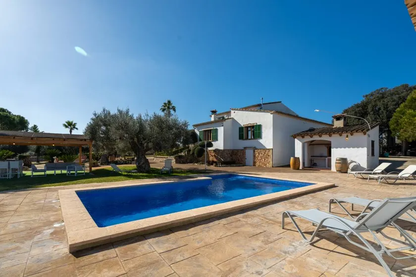Family-friendly holiday home with garden, terrace & barbeque - Image 1