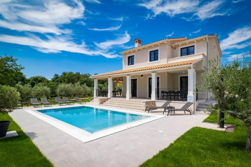 Fully equipped spacious villa with terrace, private pool & barbeque | Pets are welcome - Image 1