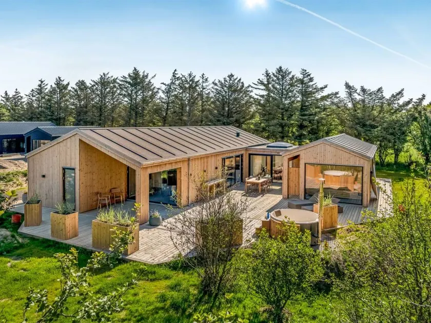 House with sauna, hot tub & barbecue - Image 1