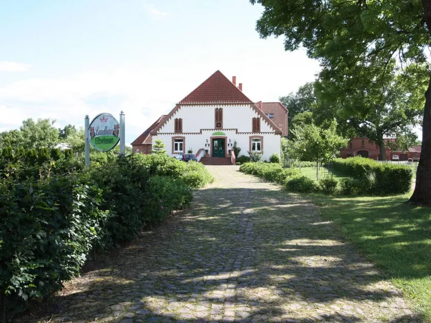 House with pool, garden & BBQ | Nature view - Image 1