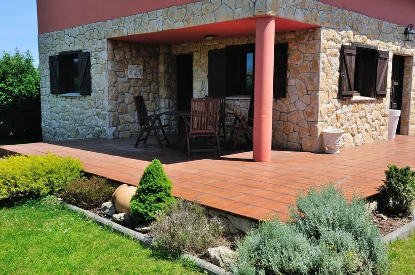 House with garden, terrace & barbeque | Garden view - Image 1