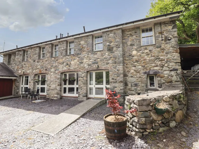 Cottage with garden - Image 1