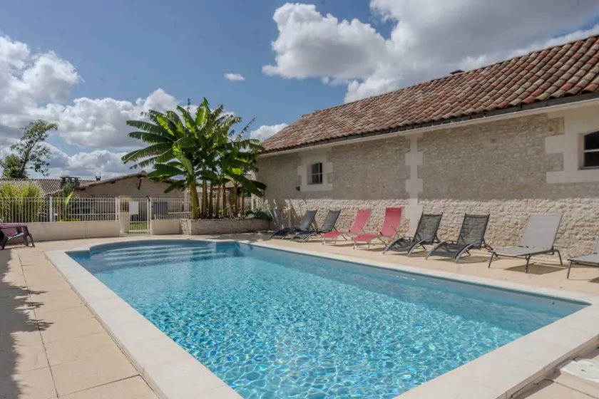 Maison 'Les Roses De Jonzac' with Private Pool, Private Terrace, and Wi-Fi - Image 1