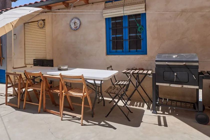 Holiday home with terrace, barbecue & garden - Image 1