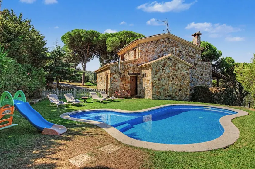 Fully equipped beautiful holiday home with terrace, pool & garden | Mountain view | Pet-friendly - Image 1