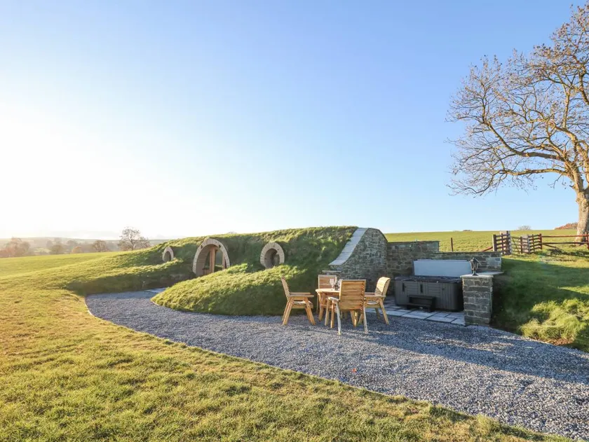 Cottage with hot tub & garden - Image 1