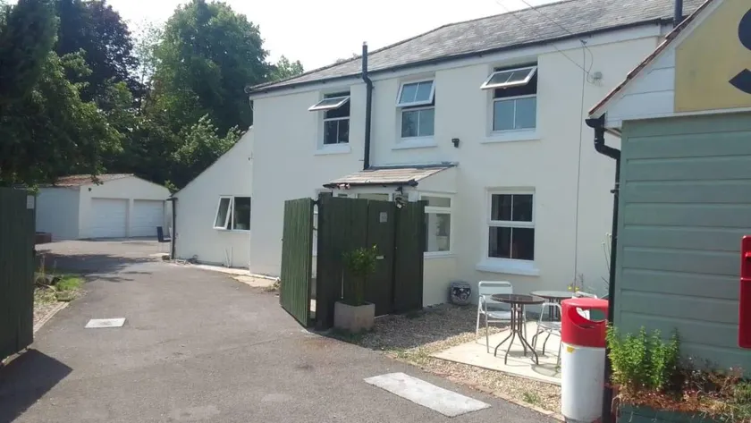 Holiday home with barbeque & garden - Image 1