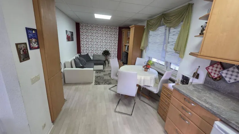 Flat with BBQ & private pool - Image 1