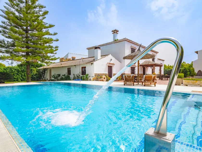 Cottage with barbeque, private pool & garden | Mountain view - Image 1