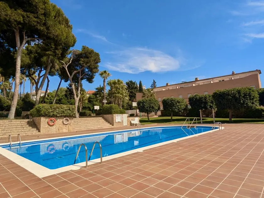 Holiday home with garden & pool - Image 1