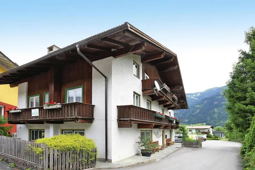 Holiday home with 12 bedrooms for 24 persons - Image 1