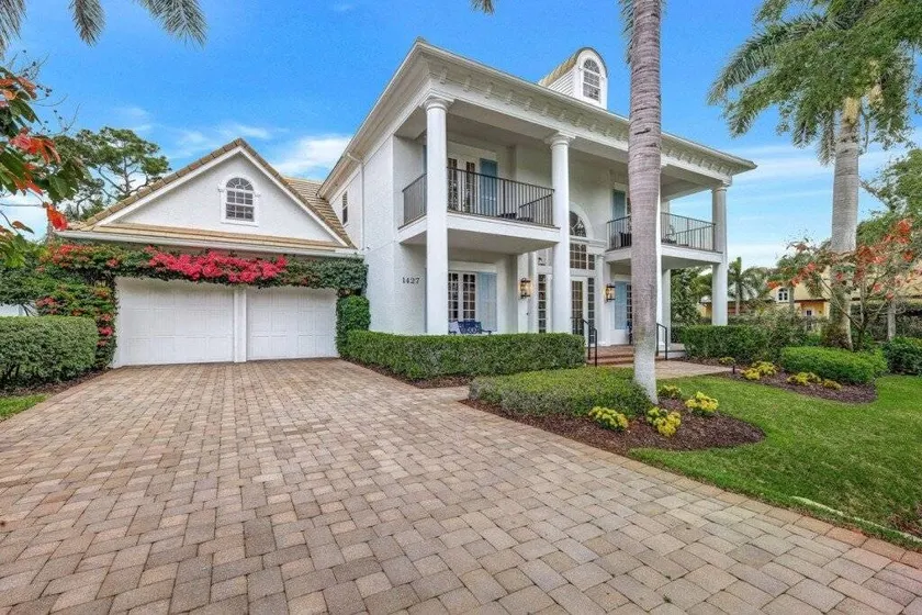 Condo with barbecue, terrace & private pool - Image 1
