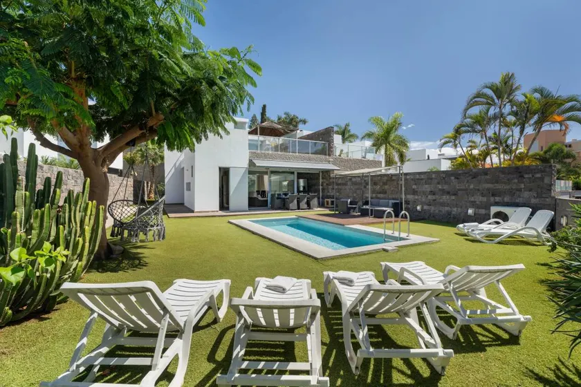Villa avec terrasse, internet haut débit et piscine chauffée | Vue jardin - Image 1