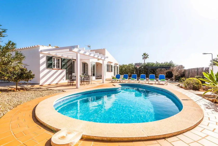 Fully equipped villa with barbeque, terrace & private pool - Image 1