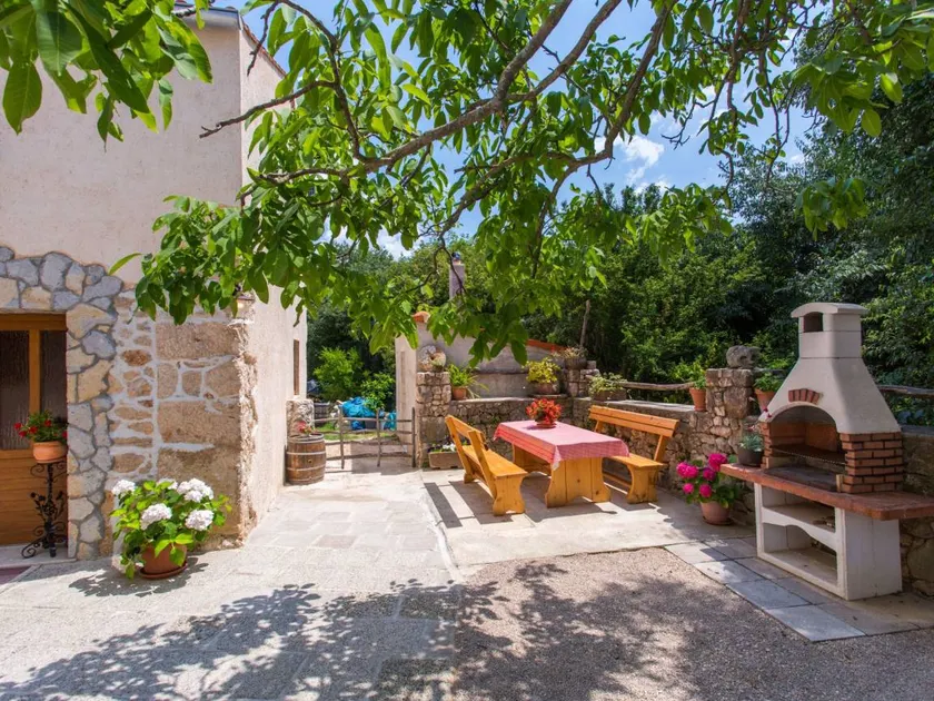 Holiday home with barbeque, terrace & garden - Image 1