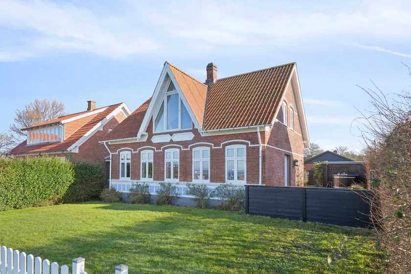 House with barbeque, garden & hot tub | Beach view - Image 1
