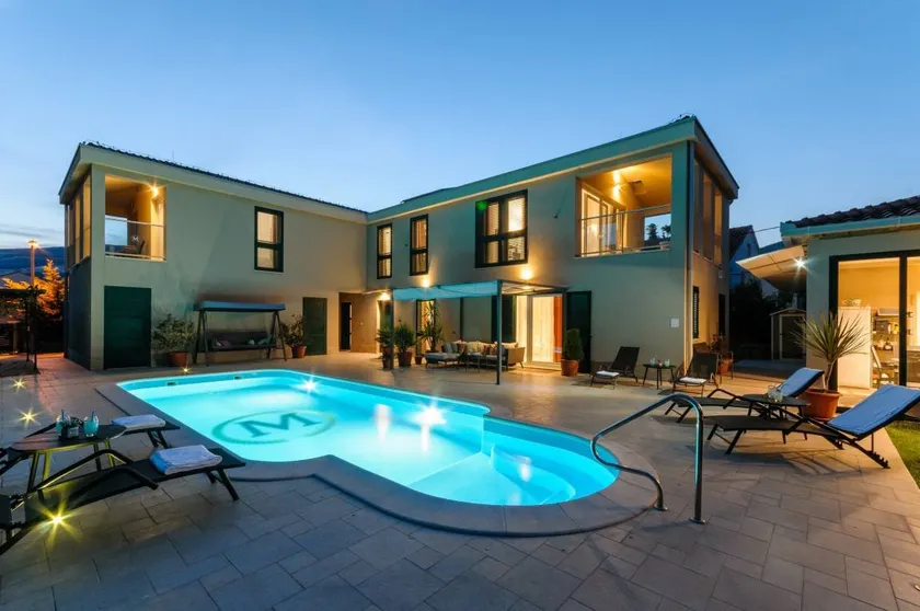Villa in Trogir for 9 people with 5 rooms Ref. 662594 - Image 1