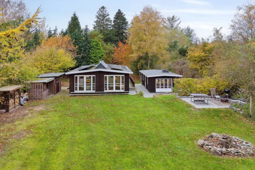 Holiday home with barbeque & garden | Lake view - Image 1