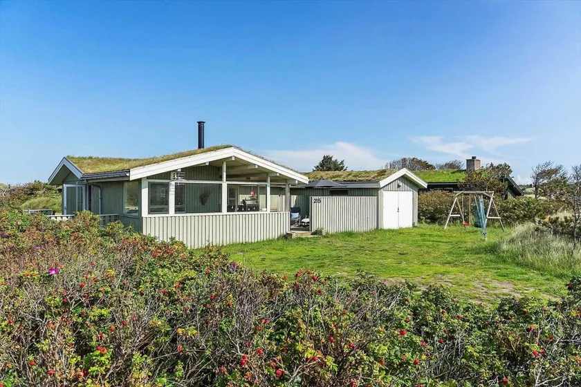 Holiday home with barbeque & terrace - Image 1