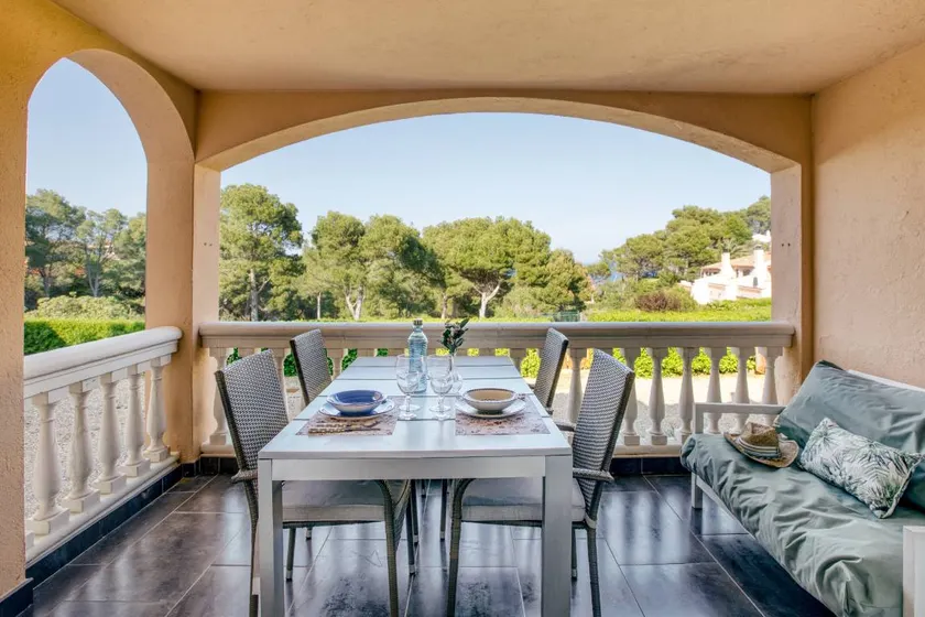 Merveilleux appartement de vacances entièrement équipé avec piscine, terrasse et internet haut débit | Vue jardin - Image 1