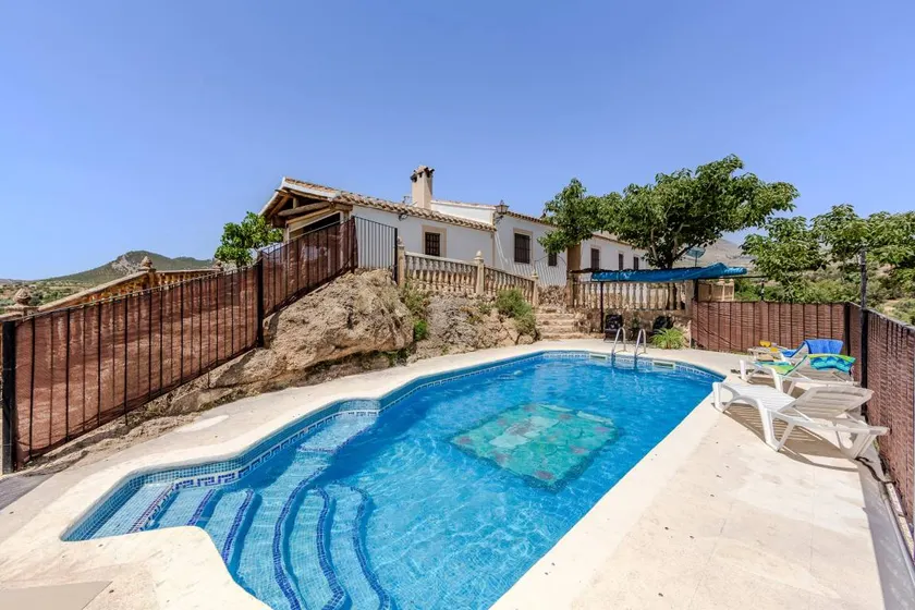 Familienorientiertes Ferienhaus mit Pool, Garten und Grill | Bergblick | Haustiere sind willkommen - Image 1